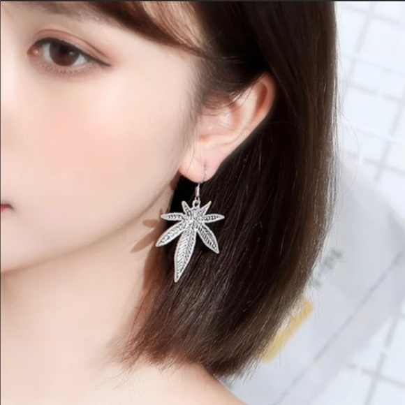 ☘️Boho Leaf Earrings☘️ - Picture 6 of 6